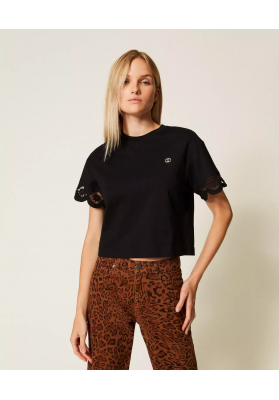 camiseta con bordado floral