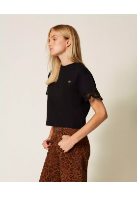 camiseta con bordado floral
