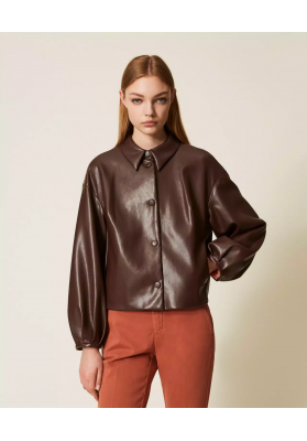 chaqueta efecto piel con cuello camisero