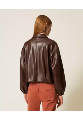 chaqueta efecto piel con cuello camisero