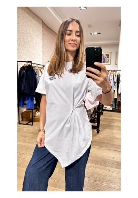 camiseta blanca fruncido