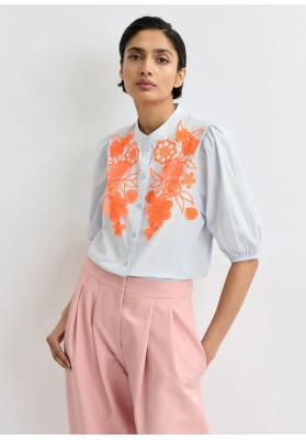camisa azul con apliques naranja